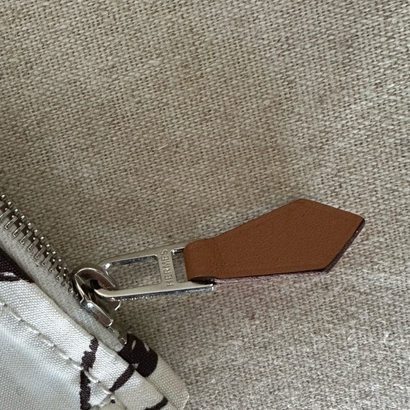 Hermès Paris Equestrian Printed Canvas Pouch with Leather Accent - Picture 3 of 4